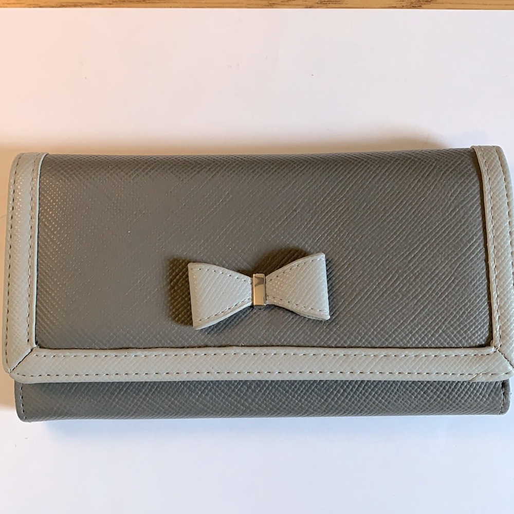 Brand new grey wallet with bow detail  🔸